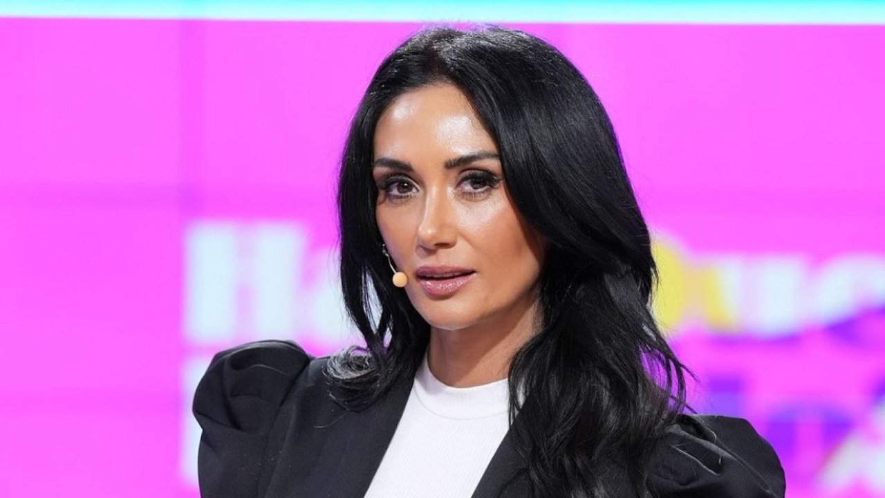 Pamela Díaz protagonizó divertido chascarro tras tomar al aire