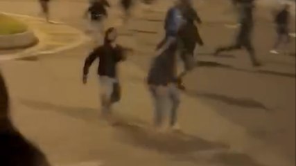 Ultras del Napoli assaltano il pullman dei tifosi dell'Inter: il video