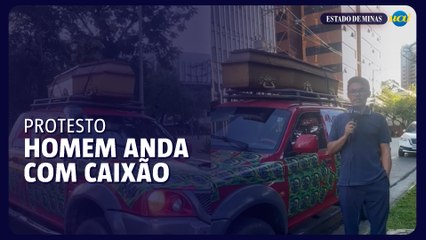 Homem leva caixão em protesto pela falta de respostas sobre a morte de filho
