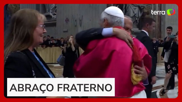 Papa Leão XIV quebra protocolo e abraça irmão durante missa inaugural no Vaticano