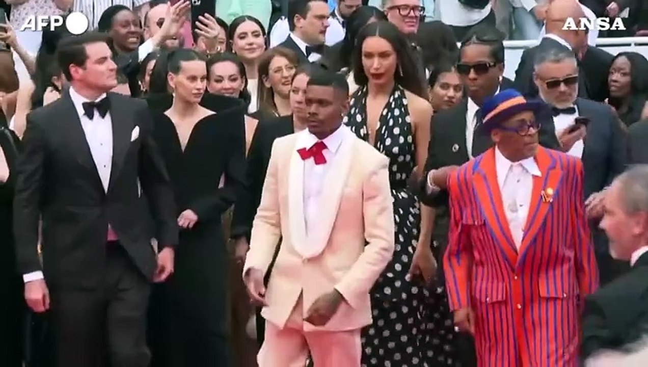 Cannes, il cast di "Highest 2 Lowest" sfila sul tappeto rosso