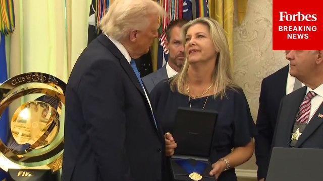Trump Presents Families Of Fallen Officers First Medals Of Sacrifice In Oval Office
