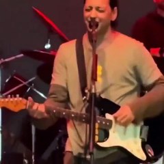 İhraç edilen teğmenler Duman konserinde: Kaan Tangöze sahneden selamladı