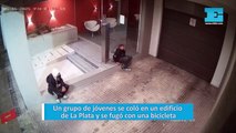 Un grupo de jóvenes se coló en un edificio de La Plata y se fugó con una bicicleta
