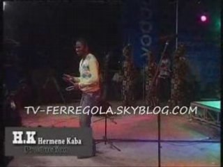 FERRE GOLA  ACCOMPAGNE PAR LES FILLES  EN CHANT