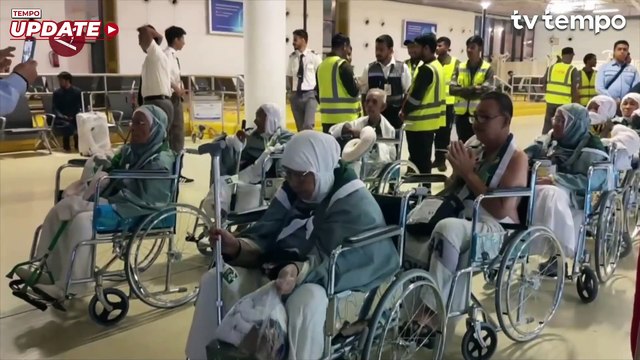 Jemaah Haji dengan Kursi Roda Dilayani Menggunakan Bus Khusus