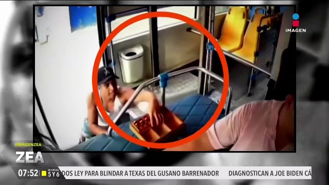 VIDEO: Hombre se roba el cajón de monedas de un chofer de camión de pasajeros