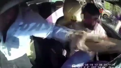 Sözlü tartışma sonrası taksinin içi savaş yerine döndü
