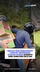 Miris! Truk Logistik Terperosok, Isi Truk Dijarah Warga di Banyu Asin, Sumatera Selatan