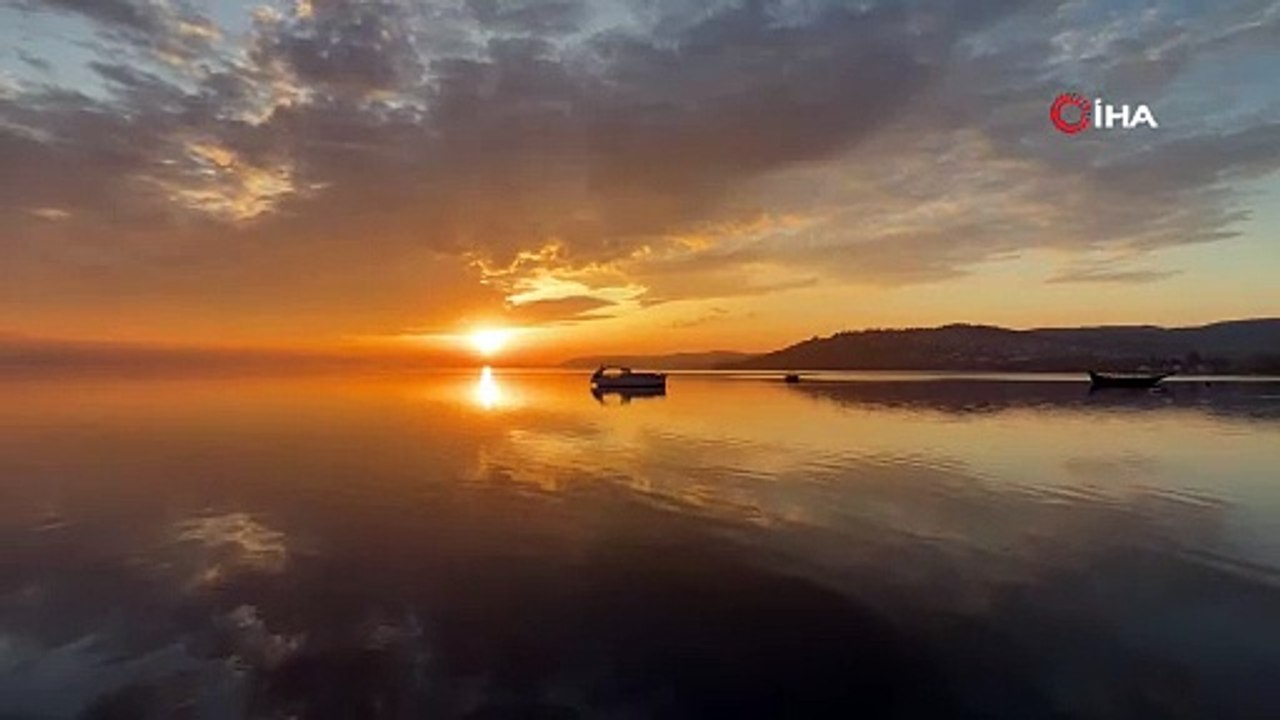 Sakarya'da gün doğumu ve güneşin göle yansıttığ...