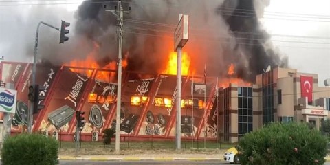 Elektronik eşya fabrikasında yangın: Patlama sesleri duyuluyor