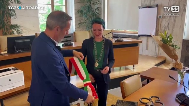 Katharina Zeller, neosindaca di Merano, rifiuta di indossare la fascia tricolore
