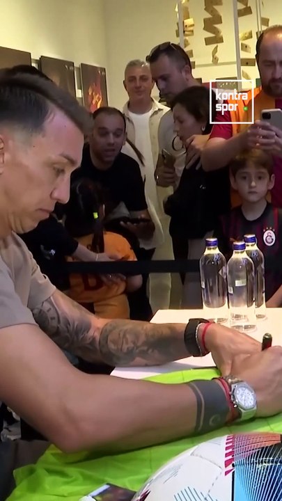 Galatasaray'ın Uruguaylı file bekçisi Muslera, imza gününde taraftarla buluştu