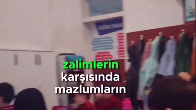 Daha önce şort giyen ilkokul çocukları ile ilgili tartışma yaratan sözler söyleyen öğretmen Aytaç Demir’in son videosunda ise tarihi eğip büktüğü ortaya çıktı.