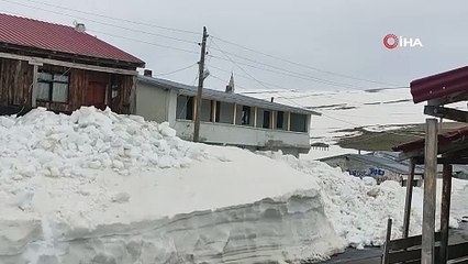 Yayla evleri, kar altında
