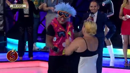 Payaso viral le baila a señora en el programa