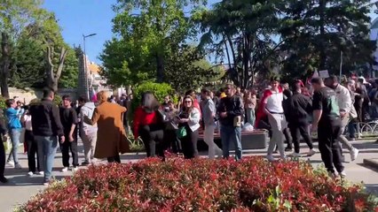 Yolsuzluk tutuklusu Ekrem’in seküler yobazları Müslüman adama saldırdı! Papağan gibi aynı sloganı attılar