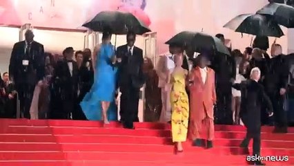 Rihanna e il rapper ASAP Rocky accendono il red carpet di Cannes 78