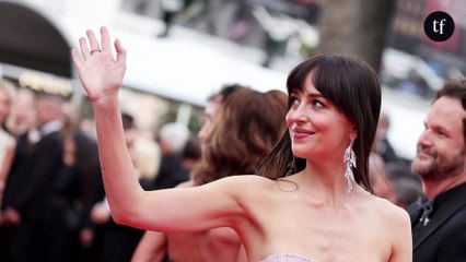 "Sublime", "Elle est plus belle que jamais", "Incroyable" : Dakota Johnson sidère les internautes à Cannes avec son nouveau look