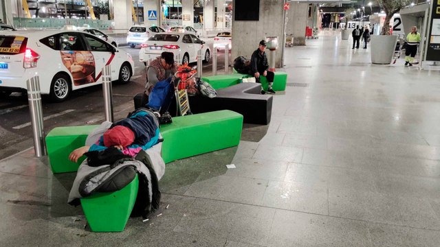 Habla un 'sintecho' afectado por los controles en Barajas: Que saquen sólo a los drogadictos