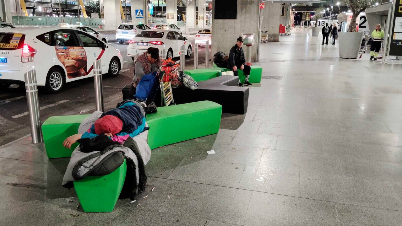 Habla un 'sintecho' afectado por los controles en Barajas: "Que saquen sólo a los drogadictos"