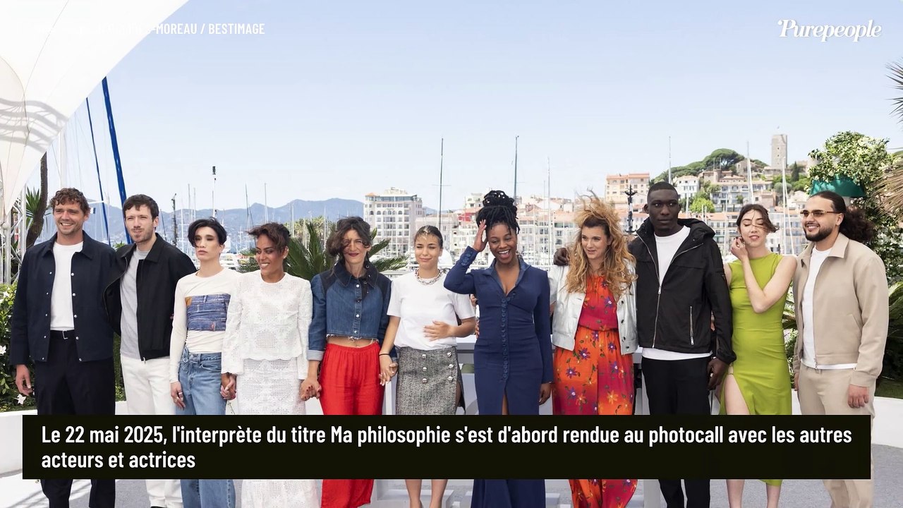 Entourée d'enfants pour son premier Cannes, Amel Bent se déhanche et chante sur le tapis rouge