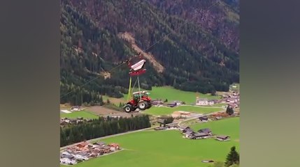 Non c'? la strada: il trattore arriva in quota... dal cielo
