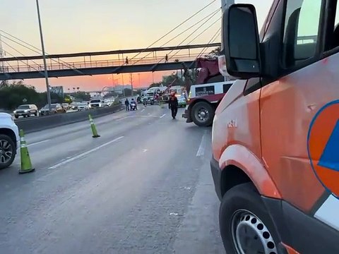 Volcadura de camión de carga deja caos vial pero sin heridos