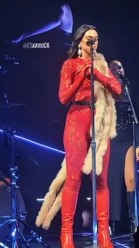 Dua Lipa canta en alemán interpretando 99 Luftballons de Nena como canción cover sorpresa en la noche 1 del Radical Optimism Tour en el Barclays Arena de Hamburgo, Alemania.