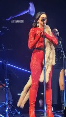 Dua Lipa canta en alemán interpretando "99 Luftballons" de Nena como canción cover sorpresa en la noche 1 del Radical Optimism Tour en el Barclays Arena de Hamburgo, Alemania.