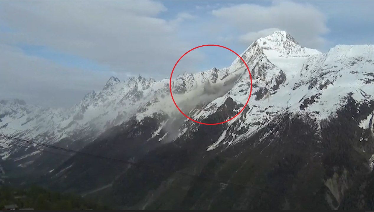 Un?enorme frana si stacca dalla cima: evacuato paesino di montagna