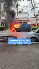 Furgone di Amazon a fuoco a Cesenatico: video