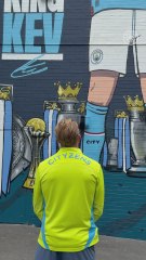 La emoción de Kevin De Bruyne contemplando su propio mural...¿Despedida?