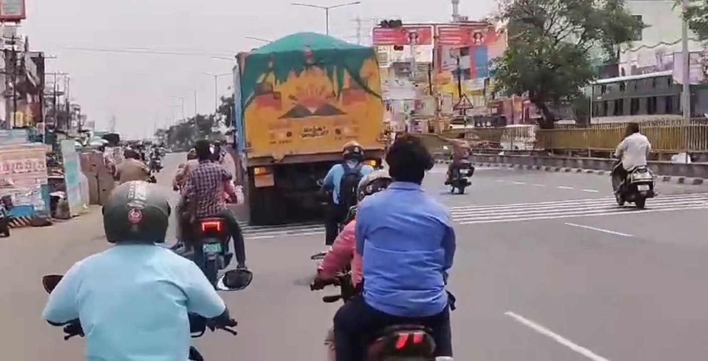 दिन दहाड़े ट्रक चुराने की कोशिश, फिल्मी स्टाइल में 10 किमी तक लटकता गया पुलिसकर्मी, पुलिस-पब्लिक ने किया पीछा