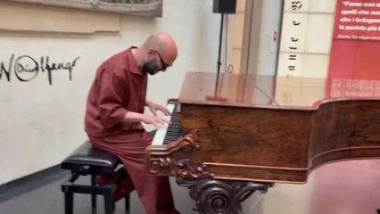 I Negramaro presentano a Bologna il nuovo tour e Giuliano Sangiorgi intona «Estate» e «Anna e Marco» di Lucio Dalla