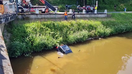 La voiture tombée dans le Blavet à St Nicolas des Eaux remorquée