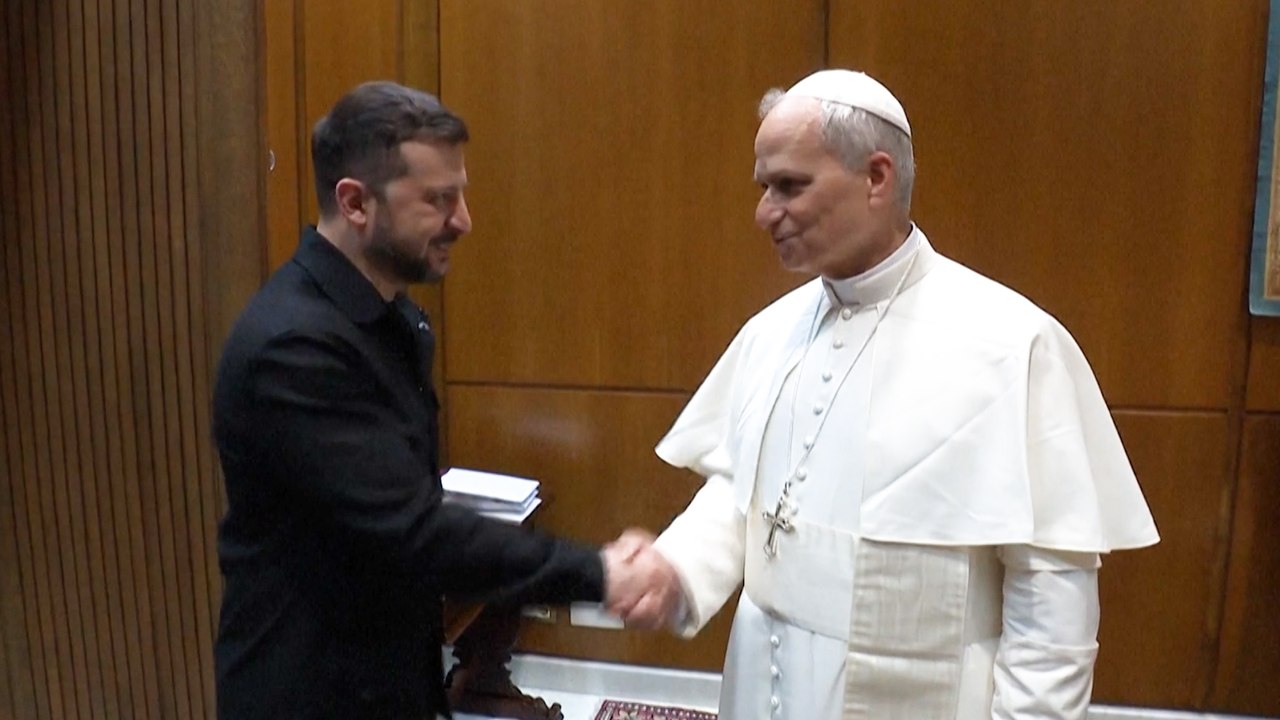 Zelensky et l’Occident saluent la proposition du pape d'accueillir les négociations de paix