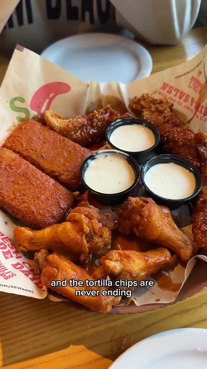 Follow for more ASMR videos🌮🍟 Credits: @yahia.instant.eats #mukbang #asmr #fastfood #asmreating
