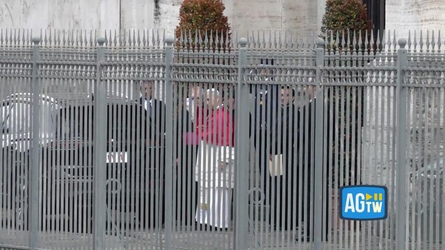 Papa Leone XIV arriva nella basilica di San Paolo fuori le Mura, i fedeli lo aspettano fra cori e bandiere