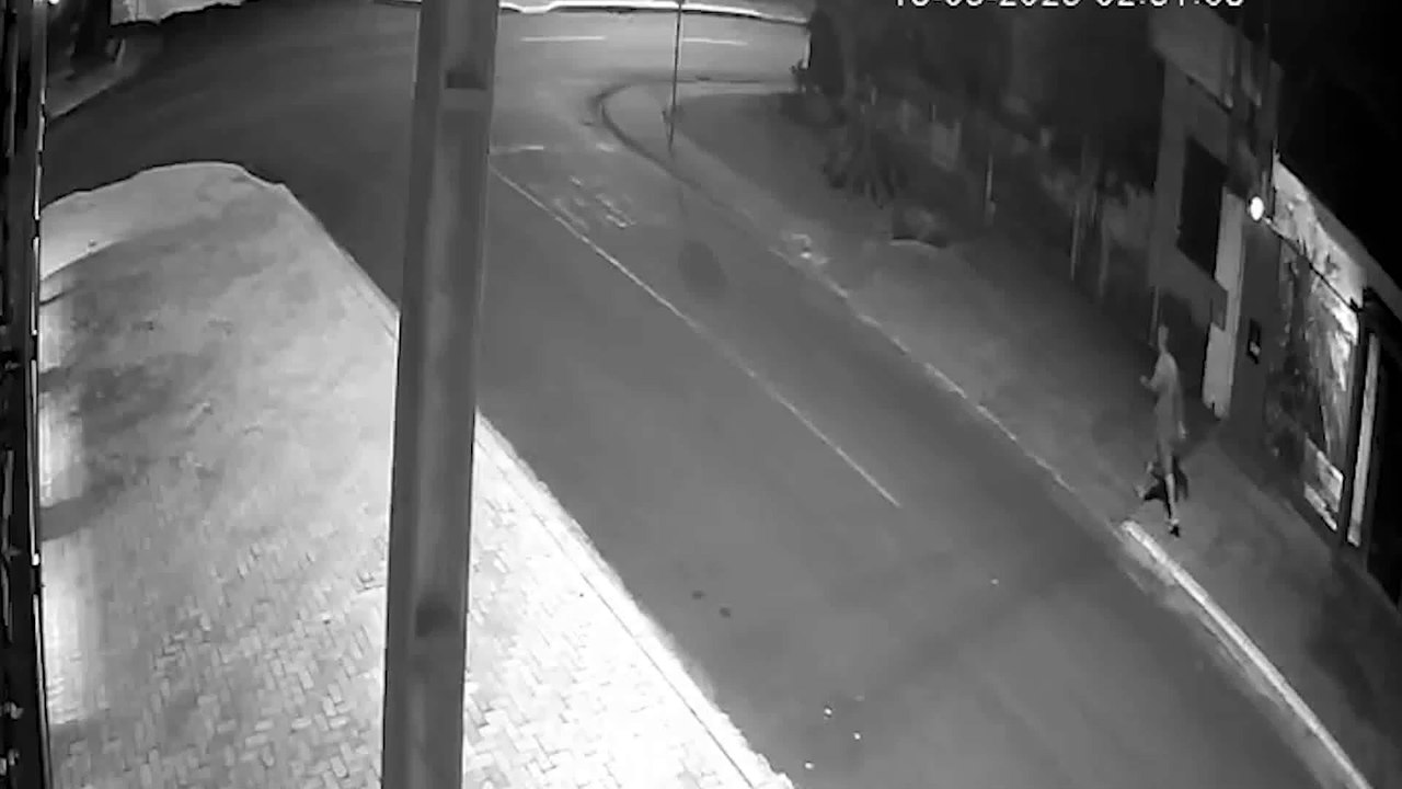 Polícia suspeita de engano: Vídeo mostra mulher desferindo 36 golpes com bloco de concreto contra idoso