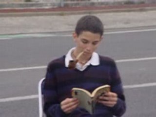 Antoine préfère lire avec sa pipe sur la route...