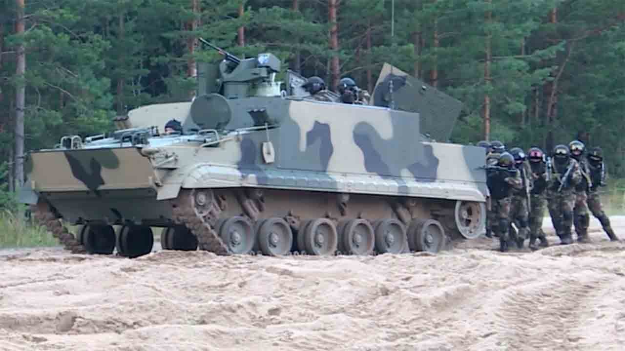 Video: Rusya, yeni amfibi zırhlı araç BT-3F'nin testlerine başladı