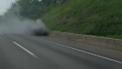 견인 중이던 승용차에서 불...다친 사람 없어 / YTN