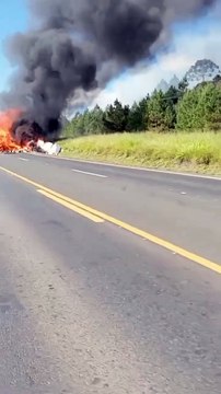 Batida entre dois caminhões deixa veículos em chamas e interdita BR-373 no Paraná