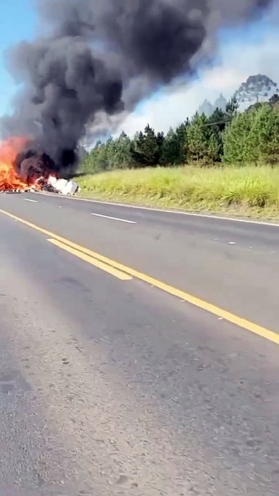 Batida entre dois caminhões deixa veículos em chamas e interdita BR-373 no Paraná
