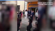 Il ministro Valditara in un liceo di Tivoli: le studentesse ballano per lui