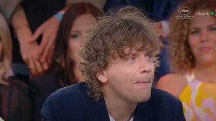 “Je ne suis pas très contente” : Alex Lutz se fait gronder par sa maman sur le plateau de "C à vous"