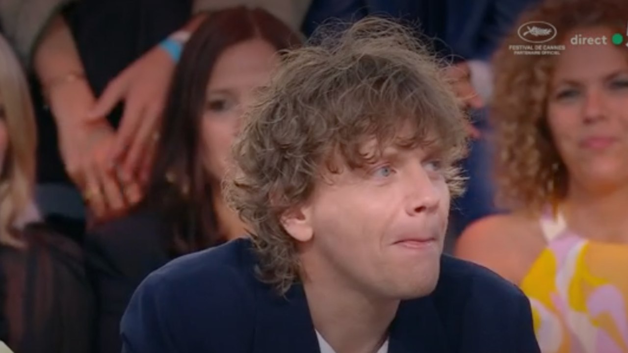 “Je ne suis pas très contente” : Alex Lutz se fait gronder par sa maman sur le plateau de "C à vous"