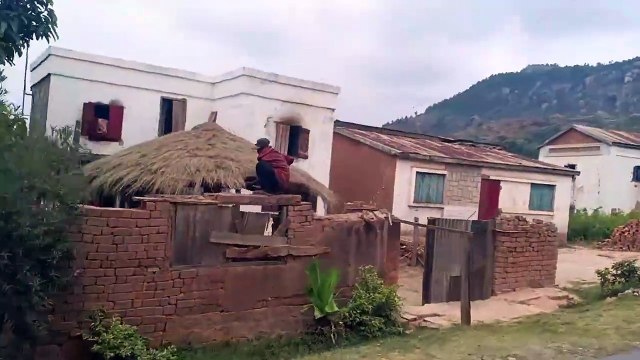 Rouler sur la route des hauts plateaux, de Tana jusqu'à Faratsiho, la balade en moto avec mon cousin