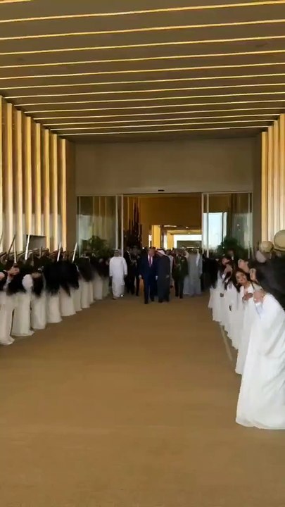 Trump accueilli par une danse des cheveux aux Emirats arabes unis